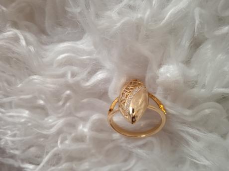 Prsteň s kamienkami,