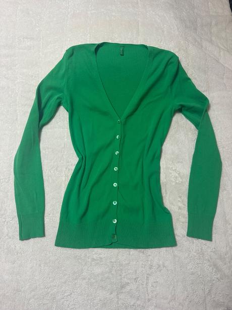 Zelený svetrík s výstrihom do v zn. uc benetton, benetton,m / s