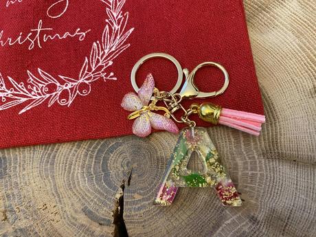 Ručne vyrobené živicové kľúčenky, 