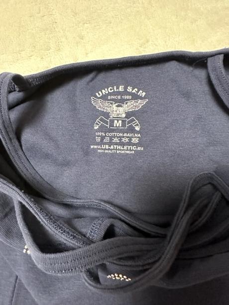 Tielko s prekríženými ramienkami a nápisom značky, m / s