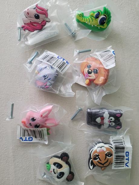 Zvieracie úchyty na komodku, 