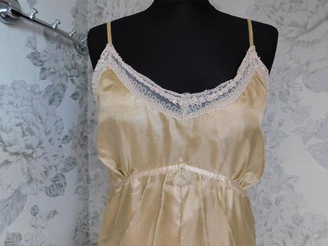 Velmi pekne lahučke šaty, 38