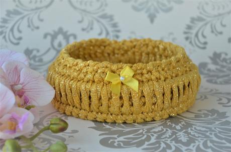 Pletený košíček-zlatý,