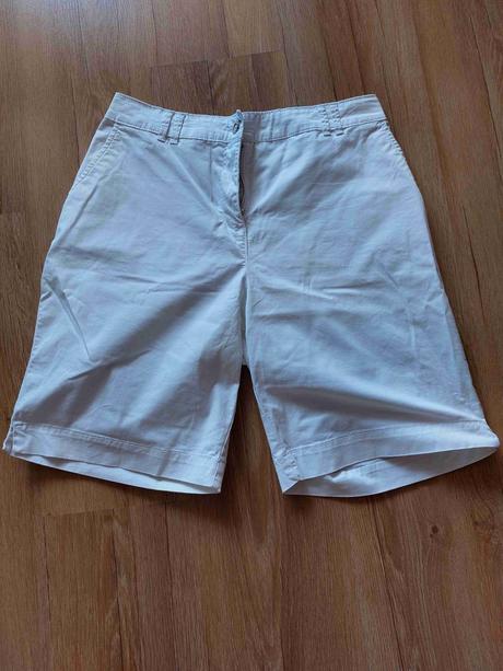 Biele šortky, 44