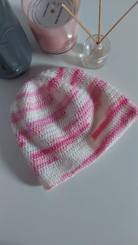 Handmade bielo-ruzova pletena ciapka, 