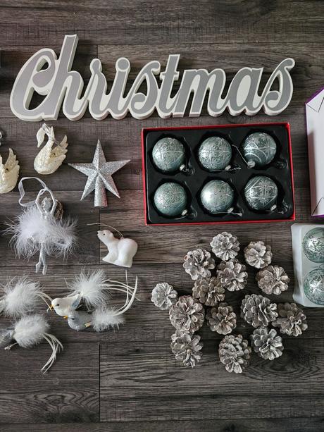 Ozdoby na stromček- biele vianoce- gule, svetielka, 