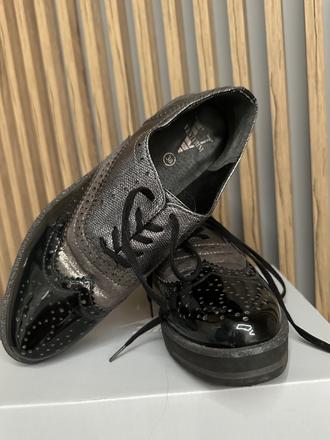 Lakované poltopánky, 38