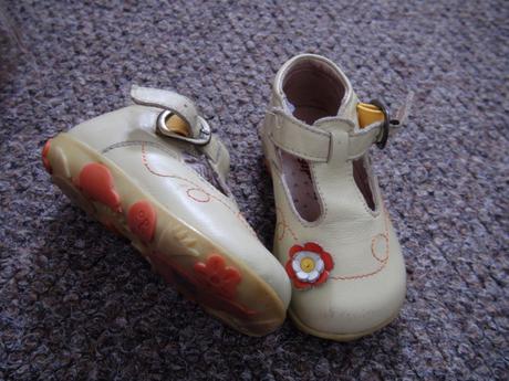 Sandalky s kvetinkou, 19