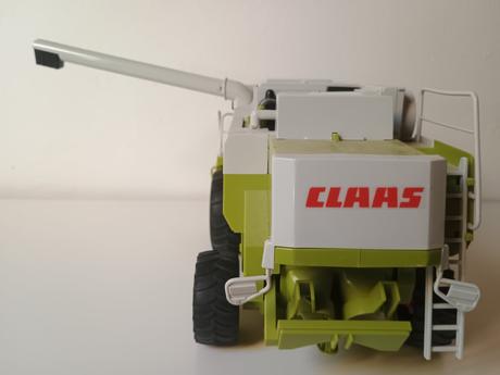 Kombajn claas so žacím zariadením,
