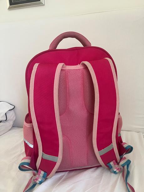 Školská taška, ľahunká a pevná,