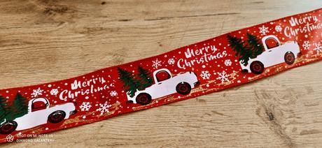 Ozdobná stuha 50 mm - vianočné auto červený podkl, 