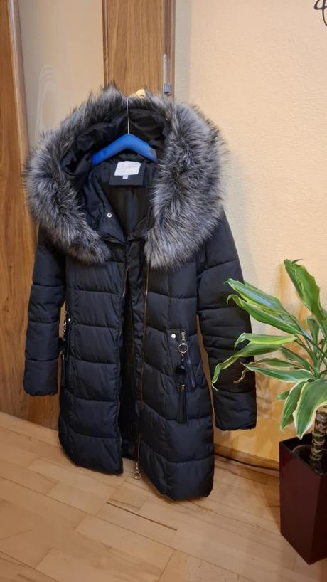 Cierna zimna bunda s mohutnou kozusinou, s