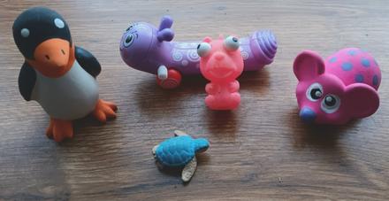 4 x gumená hračka a naťahovacia húsenica, 