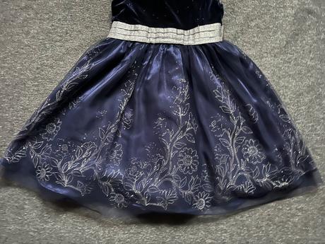 Zamatové šaty, 116