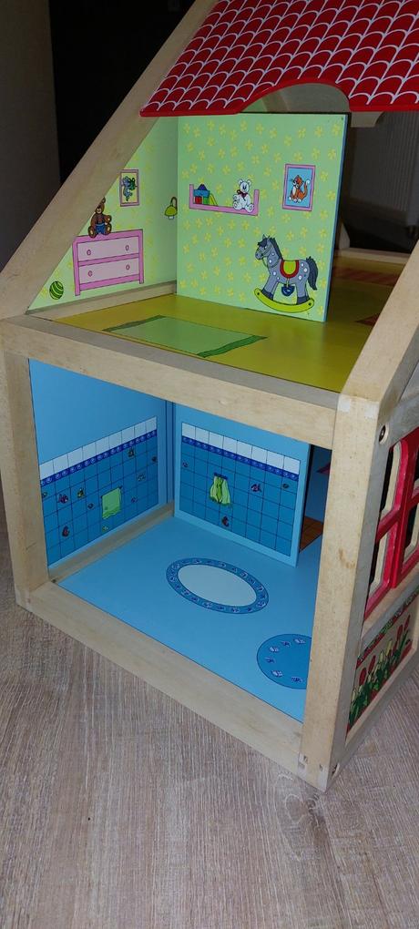 Dreveny domcek s prislusenstvom,