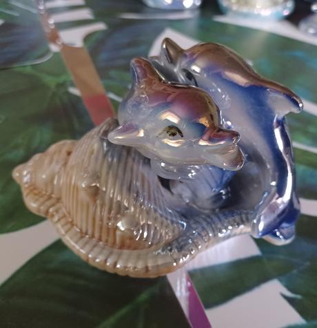 Delfíny s mušľou, 