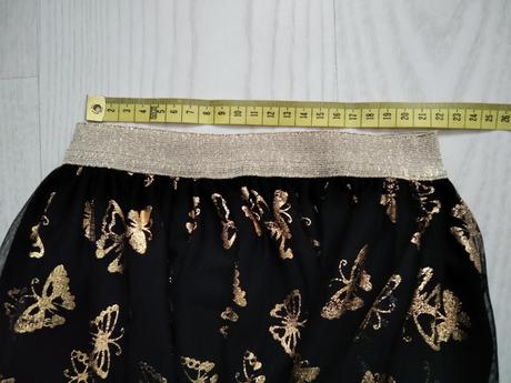 Krásna čierna sukňa so zlatými motylmi, 110