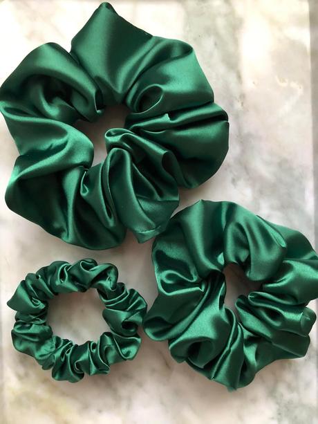 Saténová gumička scrunchie zelená, 