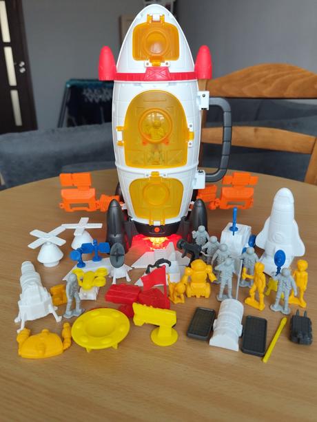 Hracia vesmírna raketa s figúrkami, 