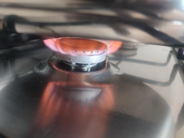 Oranžový plameň na sporáku