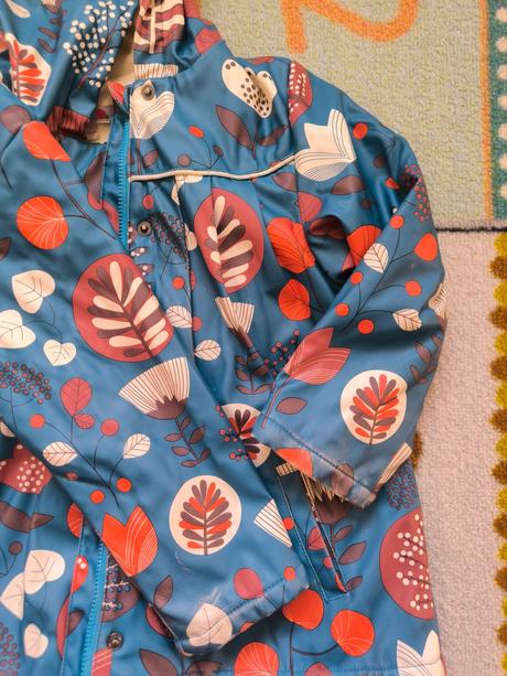 Nepremokavý kabátik, 104