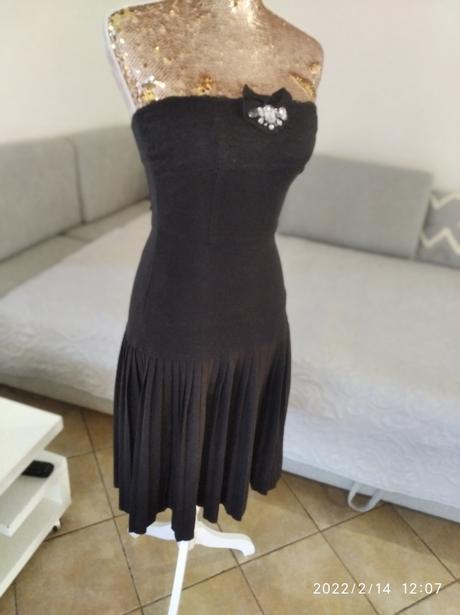 Nádherné čierne saty, s