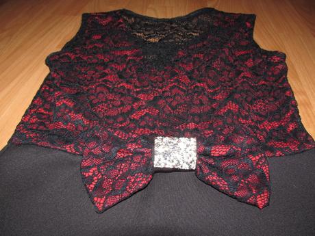 Čipkované šaty s mašľou, s