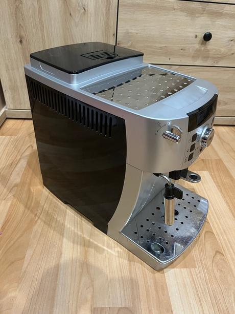 Predám automatický kávovar delonghi magnifica s, 