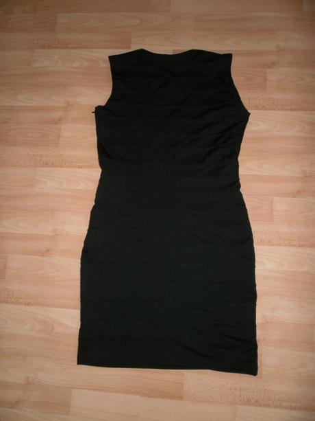 1x oblečené hrubé vypasované šaty 38/40, takko,38