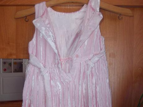 Sametové ružové šaty, 92