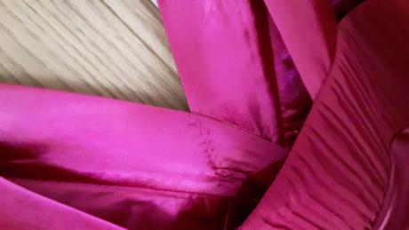 Krásne cyklámenové šaty s vlečkou + motýlik, 38