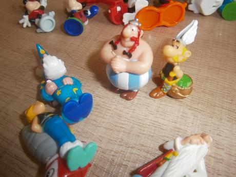 Kinder hračky(cena za ks), 