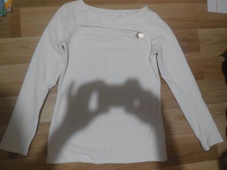 Biely top pri prsiach s mensim vystrihom, s