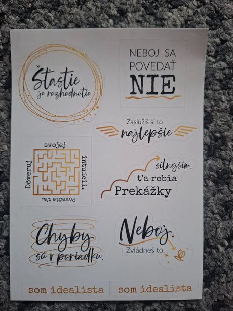 Motivačné nálepky som idealista,