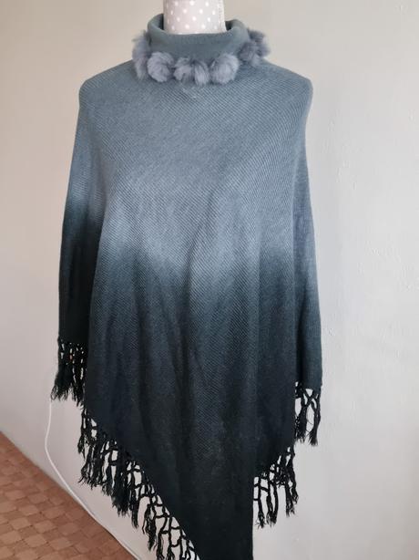 Dúhové pletené pončo  s guličkami z kožušinky, 