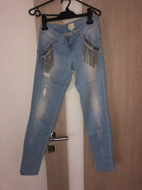 Rifle met jeans s retiazkami, s