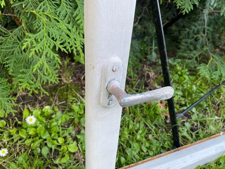 Starý drevený okenný rám,