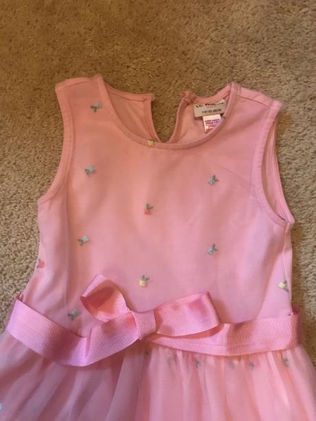 Vyšívané šaty, 122