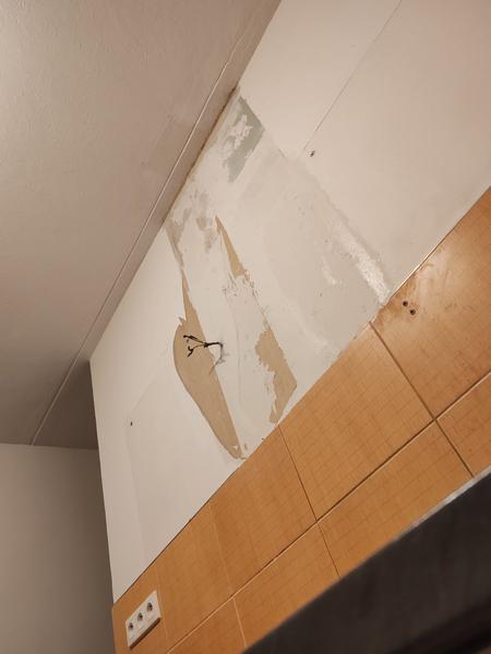 Ako riešiť olúpanú papierovú vrstvu v kuchyni?