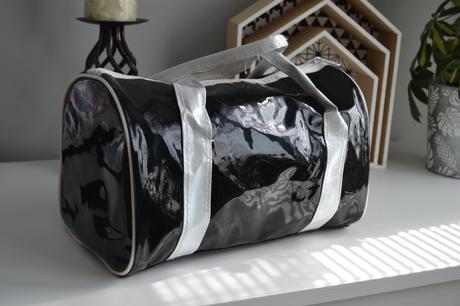 Retro čierna lakovaná taška (barrel / duffle bag),