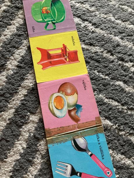 Leporelá pri stole a o psíkovi zo záhradky, 