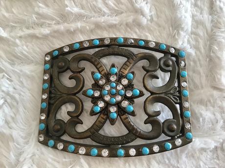 Krasna kovová brošňa, 