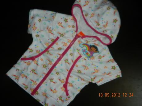 1x oblecena vesticka dora s kapuckou, 98