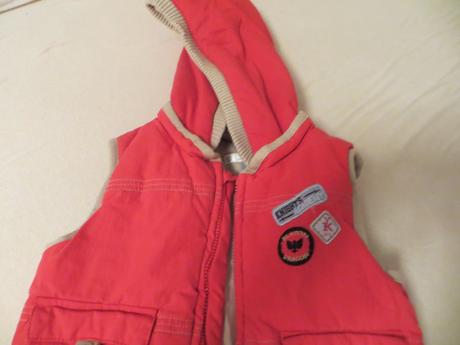Teplá červená vesta s kapucňou, 74