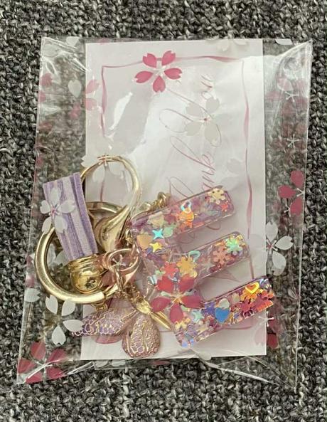 Ručne vyrobené živicové kľúčenky, 