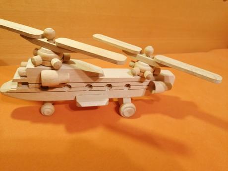 Drevený vrtuľník,