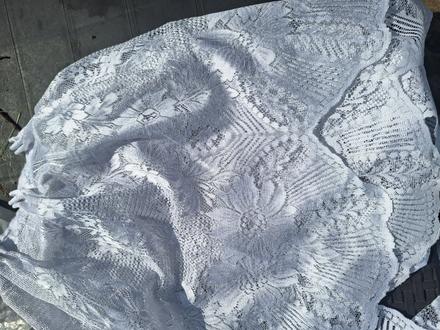 Malá zužovaná záclonka s vlnovkami,