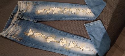 Rifle so zlatým motívom, s