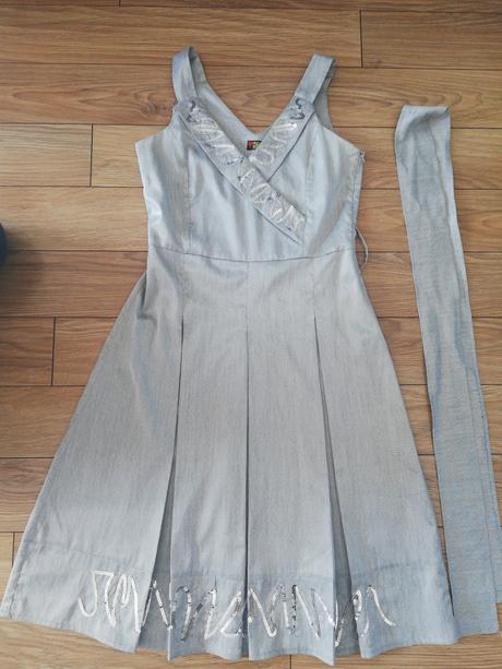 Strieborne šaty, 38