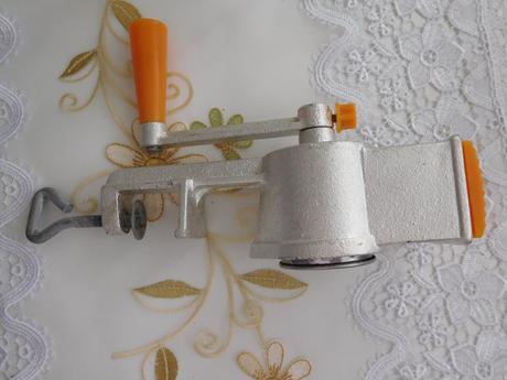 Retro mlynček na orechy, v krásnom nepoškodenom st, 